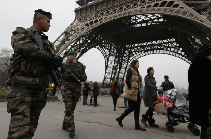 France mobilises 10,000 troops after attacks 