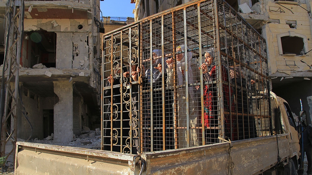 Donne alawite in gabbia usate come scudi umani a Douma. Credit to: Al Jazeera