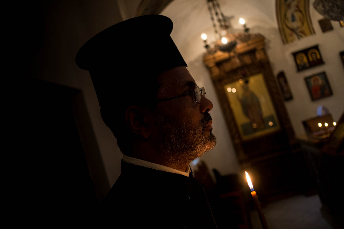 Ένας από τους πατέρες της Ελληνικής Ορθόδοξης Εκκλησίας απαγγέλλει τις προσευχές του.  Η κοινότητα αυτής της εκκλησίας έχει αυξηθεί τα τελευταία χρόνια.  [Ura Iturralde / Al Jazeera]
