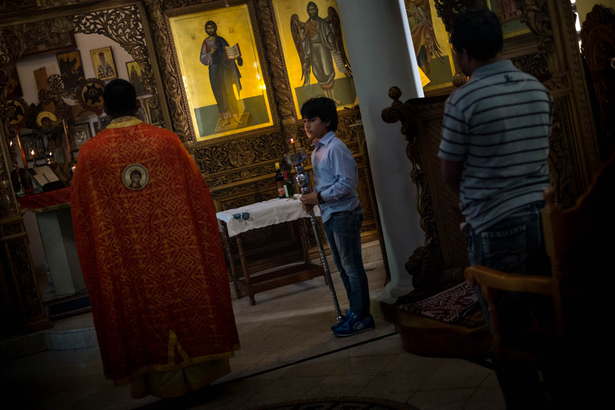 Λειτουργία πραγματοποιείται στην Ελληνική Ορθόδοξη Εκκλησία στην Αβάνα.  [Ura Iturralde / Al Jazeera]