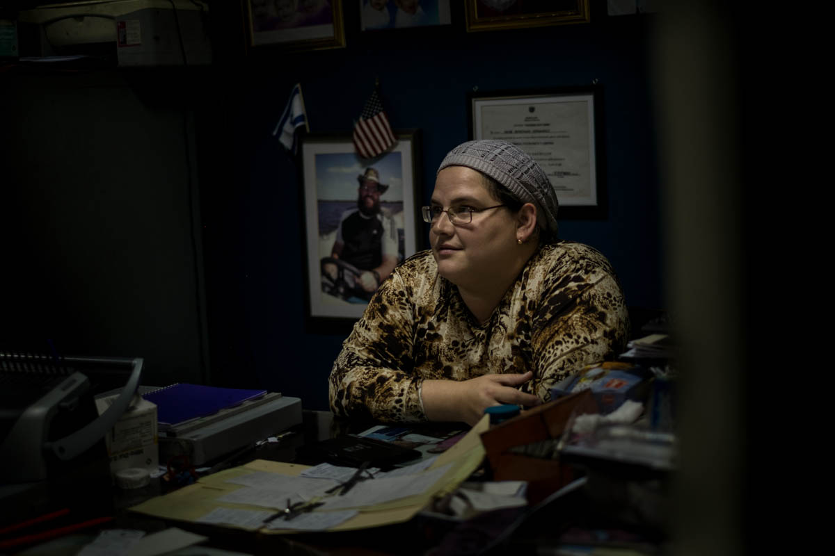 Η σύζυγος του Γιάκομπ εργάζεται στο γραφείο του Adath Israel.  [Ura Iturralde / Al Jazeera]
