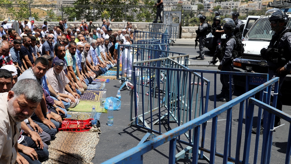 Worshippers took to surrounding streets to offer Jum'ah prayers in a show of defiance against the closure of the Masjid.