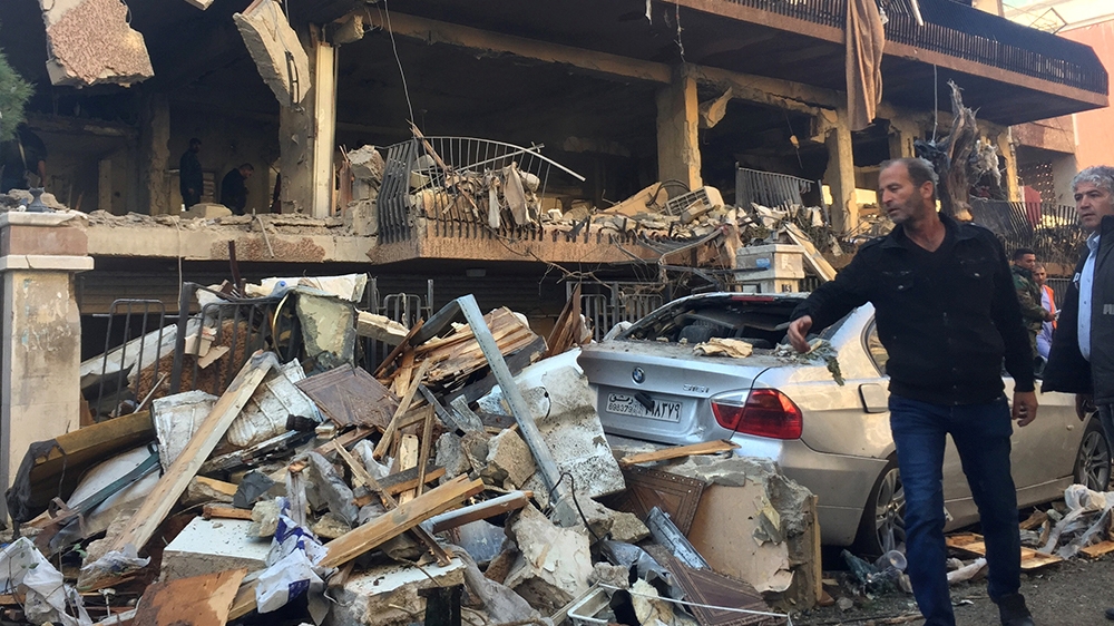 Un hombre pasa frente a un edificio dañado en Mezzah, Damasco, Siria, 12 de noviembre de 2019. REUTERS / Omar Sanadiki 