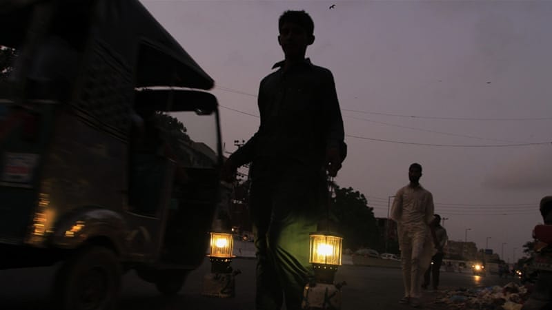 Power breakdown plunges Pakistan into darkness thumbnail