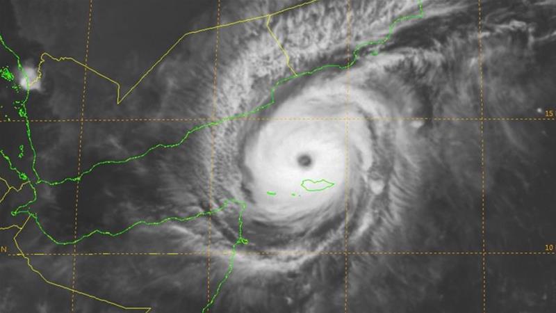 US Joint Typhoon Warning Centre reports that Chapala is expected to make landfall at about 06:00 GMT on Tuesday [JTWC]