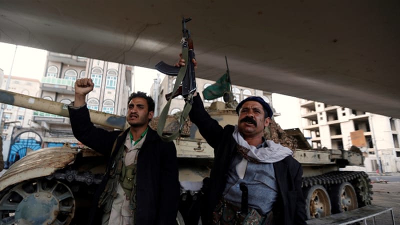 Los combatientes Houthi reaccionan después de que el ex presidente de Yemen, Ali Abdullah Saleh, fuera asesinado, en Sanaa, Yemen, el 4 de diciembre de 2017 [Khaled Abdullah / Reuters]