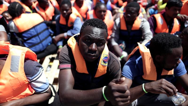 Los migrantes se ven en el buque de rescate de MOAS Phoenix durante una operación de rescate en las aguas internacionales de Libia [Yara Nardi / Reuters]