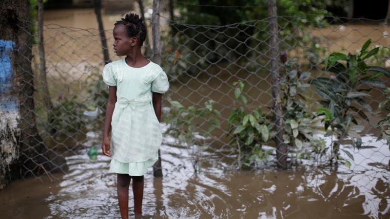 Una niña se encuentra en una zona inundada después del huracán Irma en Fort Liberte, Haití 8 de septiembre de 2017 [Andrés Martínez Casares / Reuters]