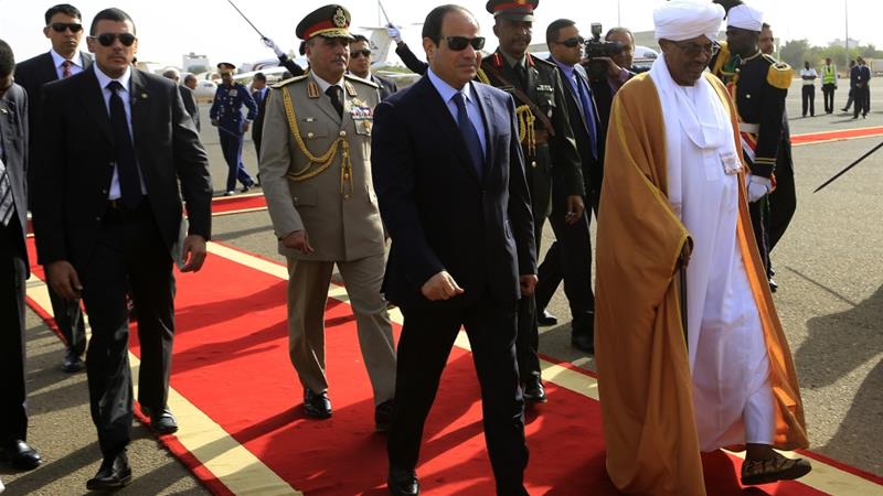 Sudan's President Omar al-Bashir welcomes Egypt's President Abdel Fattah el-Sisi at Khartoum International Airport on June 27, 2014 [Reuters/Mohamed Nureldin Abdallah]