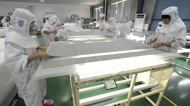 Los empleados procesan los componentes del panel solar en una planta de energía solar en Hefei, provincia de Anhui, China, el 26 de julio de 2012 [Foto del archivo: Reuters]
