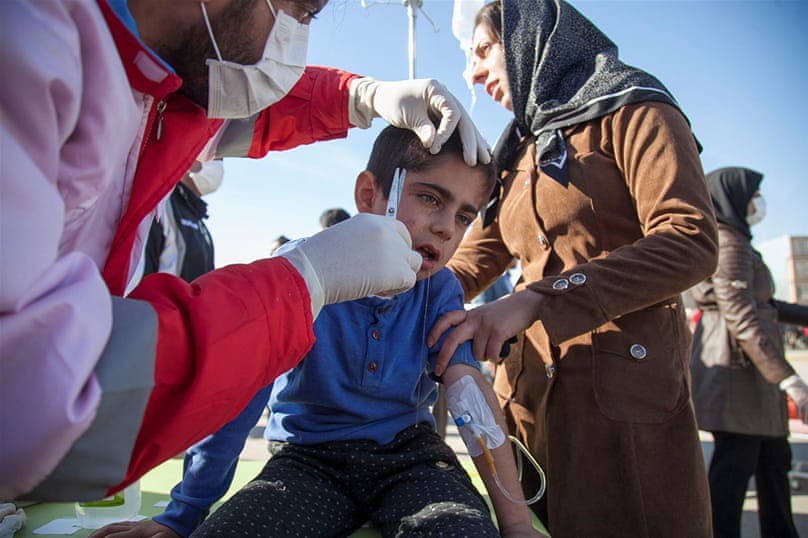 Un niño herido es tratado en el condado Sarpol-e Zahab en Kermanshah.  [Agencia de noticias Tasnim / Reuters]