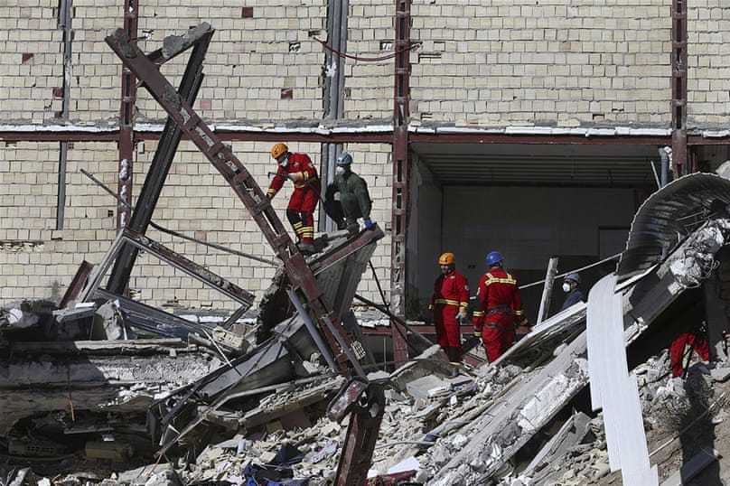Los equipos de rescate están cavando a través de los escombros de los edificios derribados por el terremoto del domingo en la región fronteriza de Irán e Irak.  [Vahid Salemi / Foto AP]