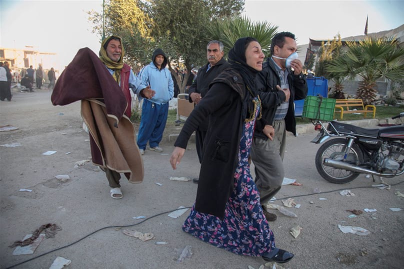 La gente reacciona después de un terremoto en el condado Sarpol-e Zahab en Kermanshah, Irán.  [Agencia de noticias Tasnim / Reuters]