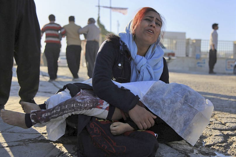 Una mujer llora mientras sostiene el cuerpo de su hija, que murió en el terremoto, en Sarpol-e-Zahab, en el oeste de Irán.  [Mosleh Pirkhezranian / Agencia de Noticias de la República Islámica / AP]