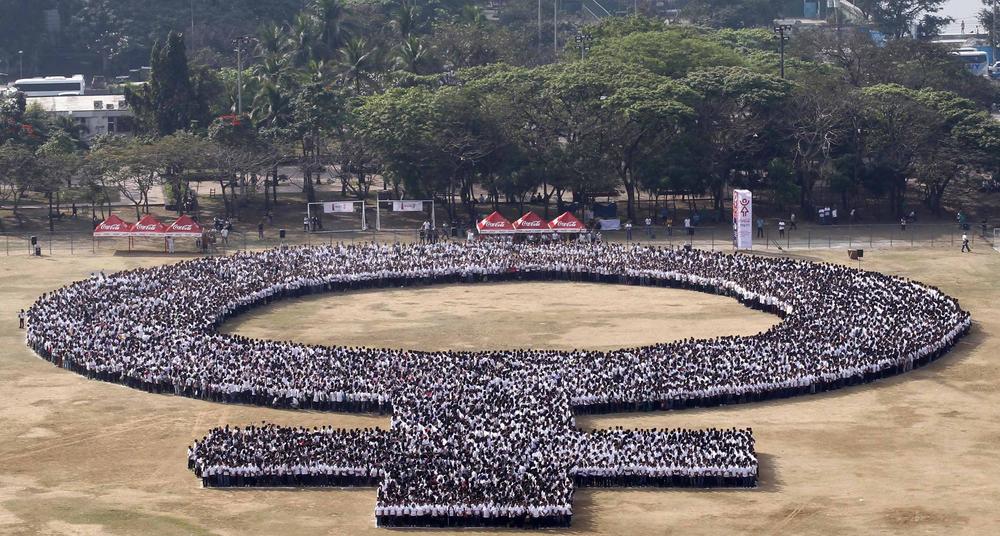 More than 10,000 people formed the symbol for 'female' in Manila, expected to make it into the Guinness World Records