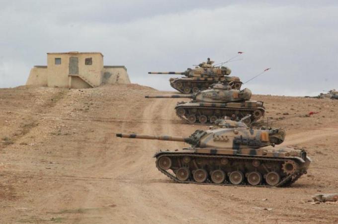 Turkish tanks face ISIL near Syria border