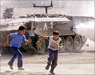 Palestinian children flee Israeli tanks