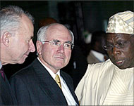 Nigerian President Obasanjo (R) with Australian PM Howard (C) and Commonwealth SG McKinnon