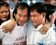 Angelo de la Cruz (C) returned to a tearful welcome in Manila