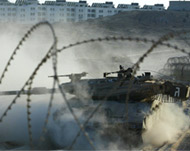 An Isareli tank points its cannon towards Bait Hanun