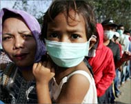Indonesian survivors queue to get clean drinking water 