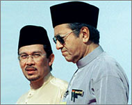 Anwar (R) led protests againstMahathir Mohamad(L) for reforms  