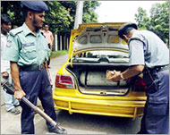 Bangladeshi police are huntingfor two controversial clerics