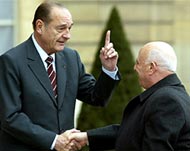 Chirac (L) is said to be playing apositive role in the conflict
