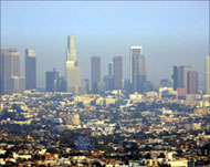 Smog envelops the skyline of Los Angeles (file)