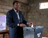 Kenya's opposition leader UhuruKenyatta casting his ballot