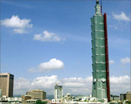 Taipei 101 weighs 700,000 tonnes