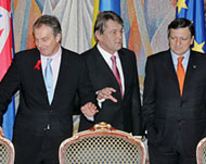 Under Yushchenko (C), Ukrainehas moved closer to the West 
