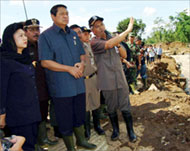 Yudhoyono (2L) will look into claimsthat  deforestation is to blame