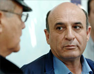 Shaul Mofaz (R) will lose the defenseportfolio to Amir Peretz (file photo)