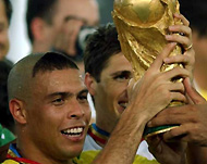 Ronaldo takes the cup in Japanin 2002