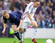 Scotland's Darren Fletcher (L) challenges France's Franck Ribery
