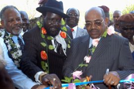 Sudanese President Omar al-Bashir (2nd R) and his southern deputy General Salva Kiir Mayardit