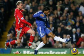 Chelsea's Didier Drogba (R) shoots and scores a goal as Stephane Henchoz of Blackburn Rovers watches during their English Premier League soccer match at Stamford Bridge, London, January 31, 2007.
