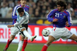 Saint-Denis, Seine-Saint-Denis FRANCE : Argentina's forward Javier Saviola (L) shoots the ball in front of France's defender Julien Escude (R) and Sebastien Squillaci during the friendly football match France vs. Argentina, 07 February 2007