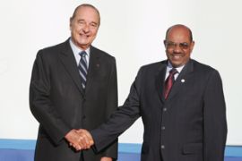 French President Jacques Chirac (L) welcomes Sudanese counterpart Omar El-Bechir at the opening of the 24th Africa-France summit