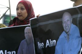 Palestinian journalists hold up a poster of kidnapped BBC reporter Alan Johnston during a rally in the West Bank city of Ramallah 02 April 2007