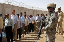 US soldiers stand guard as Iraqi detainees are released