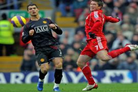 Manchester United's Portugese midfielder Cristiano Ronaldo (L) and Liverpool's Australian midfielder Harry Kewell