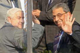 Arab League General Secretary Amr Mussa (R) and Syrian Foreign Minister Walid Muallem