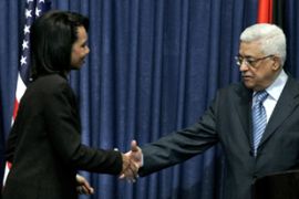 Condoleezza Rice (L) shakes hands with Palestinian president Mahmud Abbas