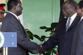 Kenyan President Mwai Kibaki (R) shakes the hand of Kenyan opposition leader Raila Odinga