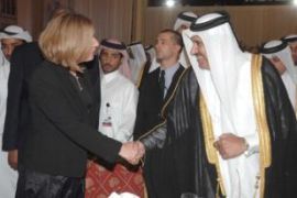 Israeli Foreign Minister Tzipi Livni (L) shakes hands with her Qatari counterpart Sheikh Hamad bin Jassem bin Jabr al-Thani