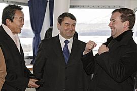 Japanese Prime Minister Taro Aso (L), Russian Transport Minister Igor Levitin (C) and Russian President Dmitry Medvedev, Sakhalin Island