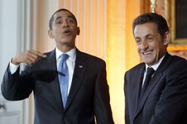 PAR908 - Strasbourg, FRANCE : US President Barack Obama (L) gestures at France''s President Nicolas Sarkozy in Strasbourg on April 3, 2009 during the NATO summit. The summit, which marks the organisation''s 60th anniversary, is taking place on April 3 and 4, 2009 in Strasbourg, France and the neighbouring German cities of Baden-Baden and Kehl. AFP PHOTO POOL CHRISTOPHE ENA