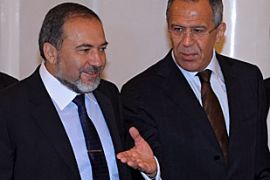 Russian foreign Minister Sergei Lavrov (R) welcomes Israeli Foreign Minister Avigdor Lieberman
